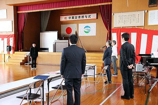 日本惊现一个人的学校，全校5名老师仅教他一个人？网友：真·全村希望（组图） - 44