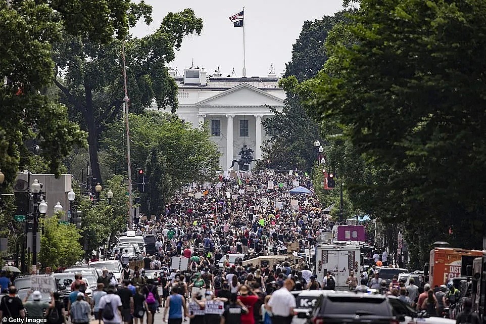 包围白宫！成千上万人占领华盛顿特区，狙击手在白宫楼顶监视（组图） - 1