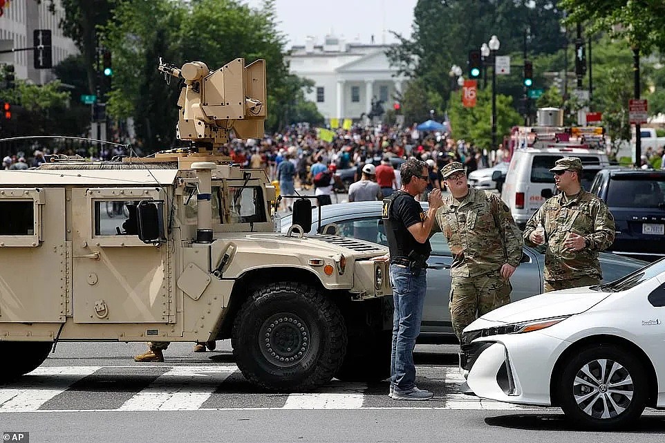 包围白宫！成千上万人占领华盛顿特区，狙击手在白宫楼顶监视（组图） - 4