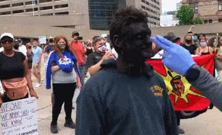 这很加拿大！全国各地爆游行 现场发口罩洗手液，捣乱者才刚现身就被架走了（视频/组图） - 18