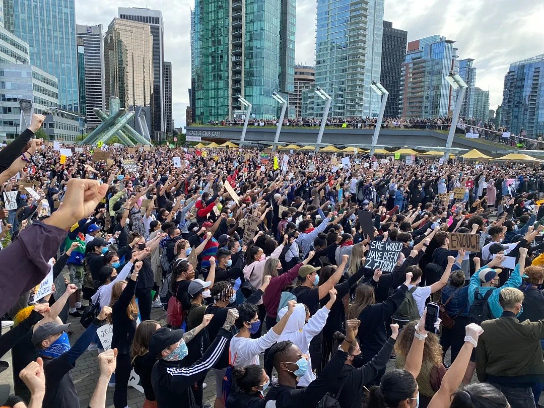 这很加拿大！全国各地爆游行 现场发口罩洗手液，捣乱者才刚现身就被架走了（视频/组图） - 29