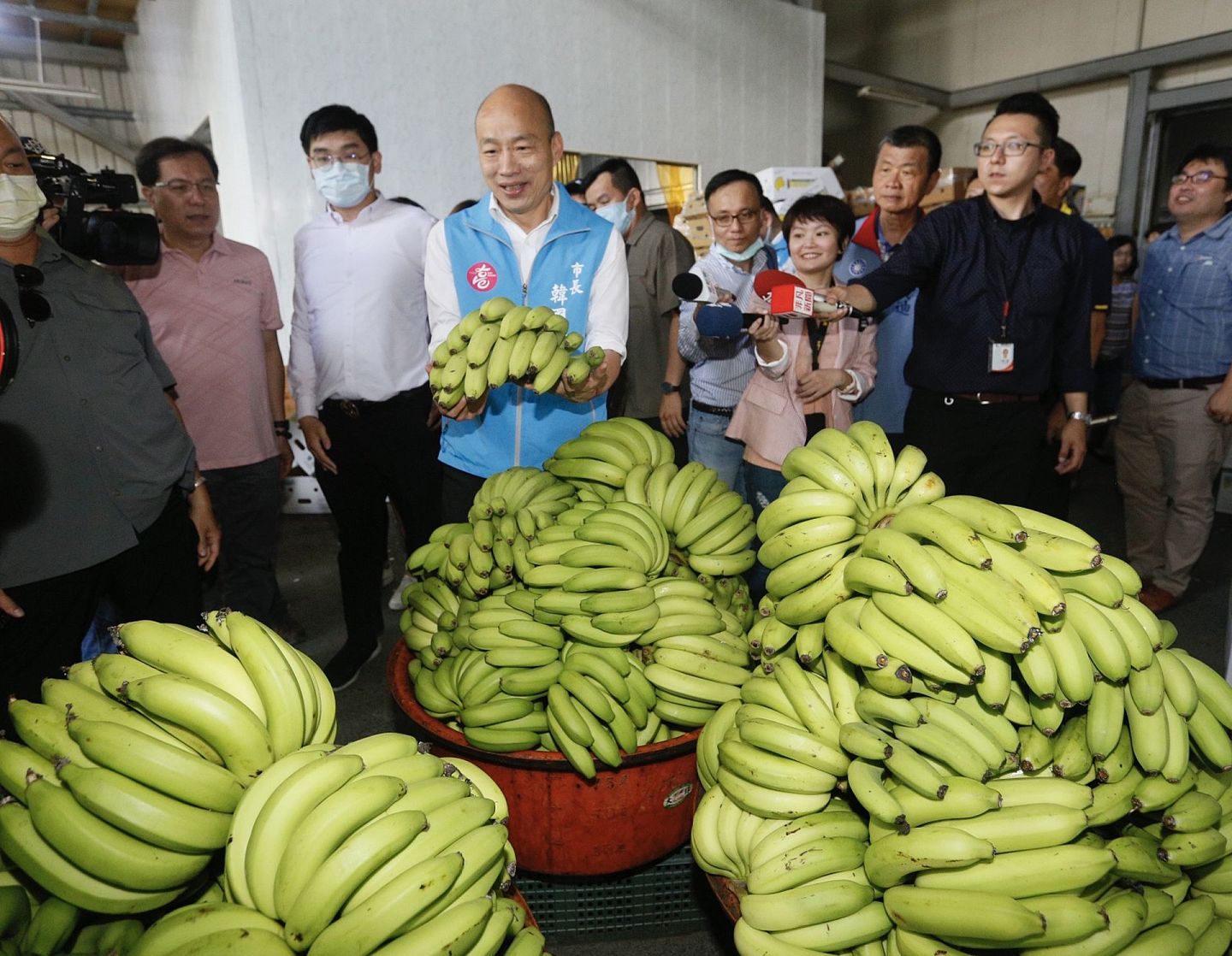 高雄市第3届市长韩国瑜罢免案投票6日举行，高雄市长韩国瑜（前）上午到旗山果菜运销合作社，关心高雄香蕉外销情形。（中央社）