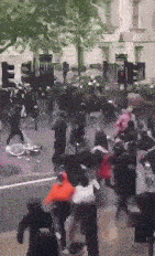 英国伦敦爆发警民冲突 骑警驱散人群时撞红绿灯坠马（视频/组图） - 1