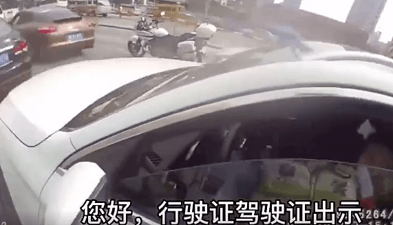 上海街头一海归男子撞倒交警后逃逸：我是外国人，认不出中国警察！网友炸了...（视频/组图） - 3