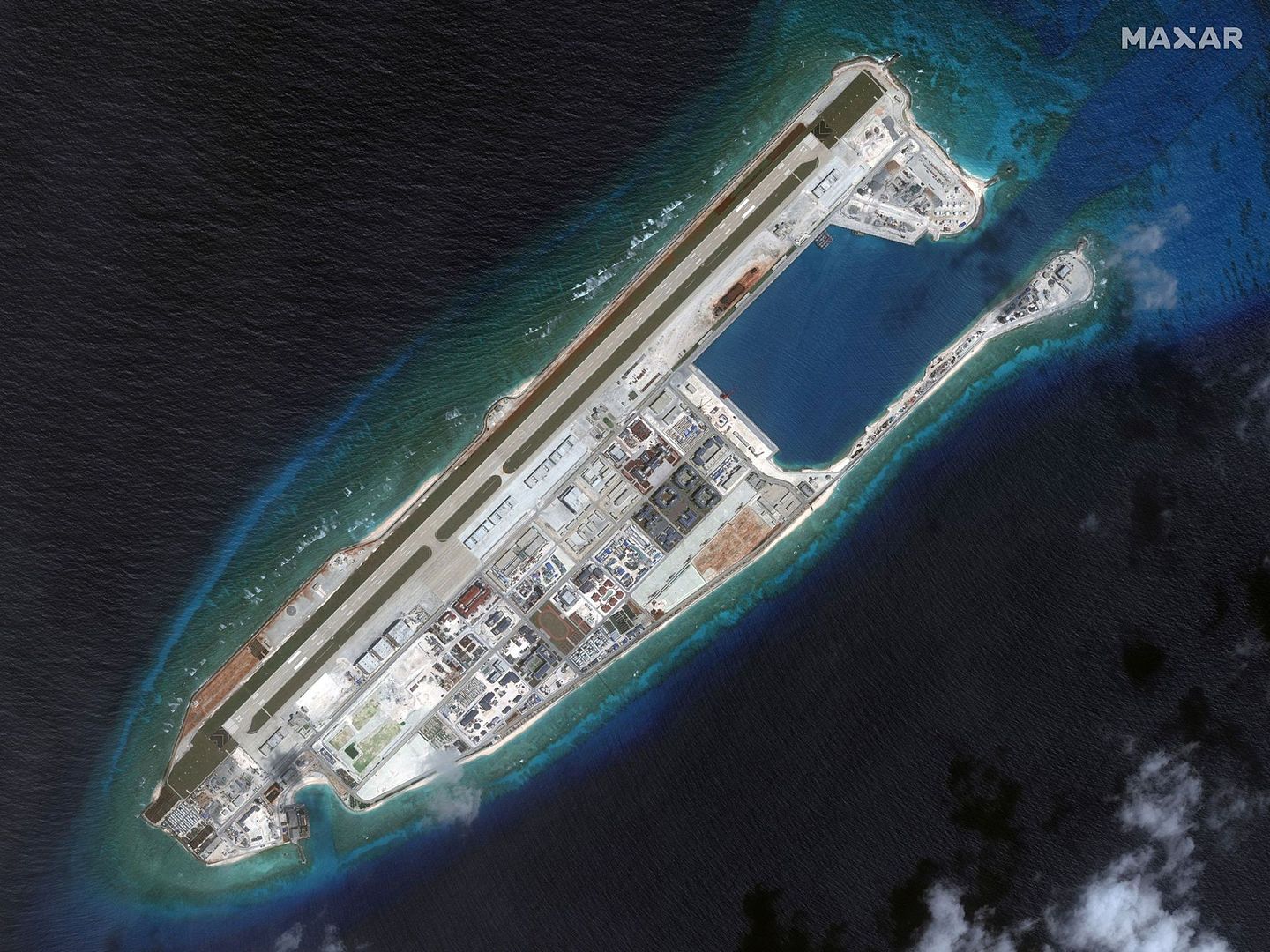 2017年3月9日，美国卫星拍摄的中国南海永暑礁现状，可清楚看到建设的飞机跑道等设施。（Reuters）