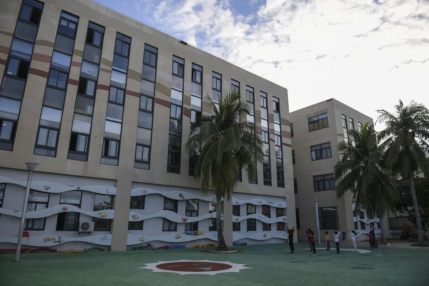 2020年1月2日     三沙市永兴学校的教学楼和操场，该校于2015年12月投入使用，现设有幼儿园和小学一至三年级。（新华社）