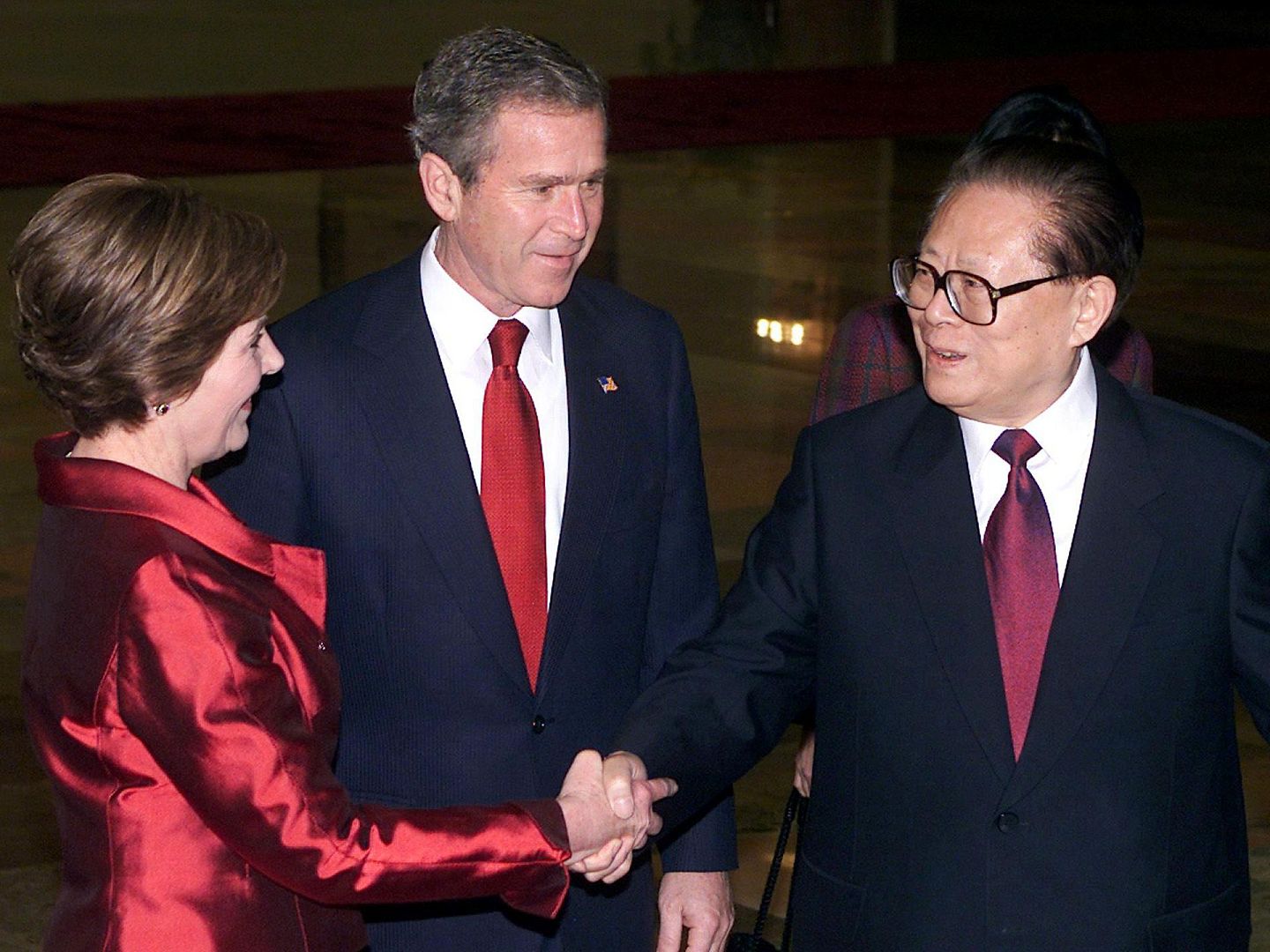 2002年2月21日，中国国家主席江泽民（右）在北京人民大会堂举行宴会，欢迎美国总统小布什和夫人劳拉（Laura Bush）一行。（AFP）