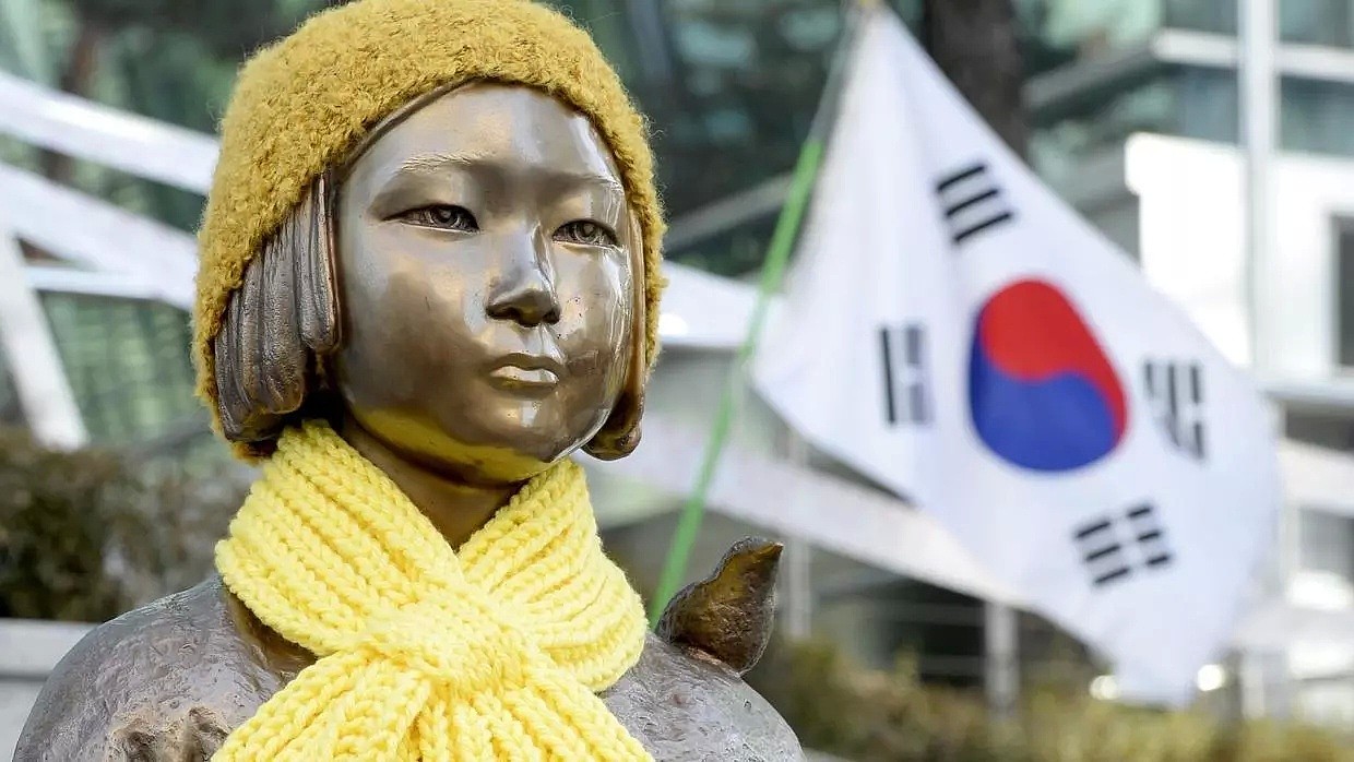 资料图片：2015年12月28日韩国抗议民众摆放在日本驻韩使馆门前的慰安妇纪年雕像。