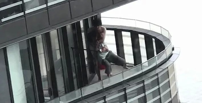 网曝墨尔本公寓阳台惊现裸男施暴！网友发帖爆料称​：​女子被殴打差点跳楼，警方随后赶到将男子驱逐，受害女据称已受保护 - 7