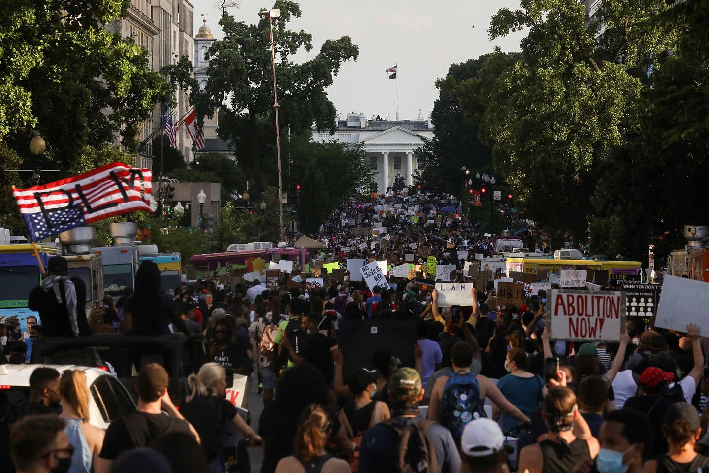 2020年6月6日，示威者在白宫附近举行集会，抗议“黑人弗洛伊德（George Floyd）遭暴力执法致死”。（Reuters）