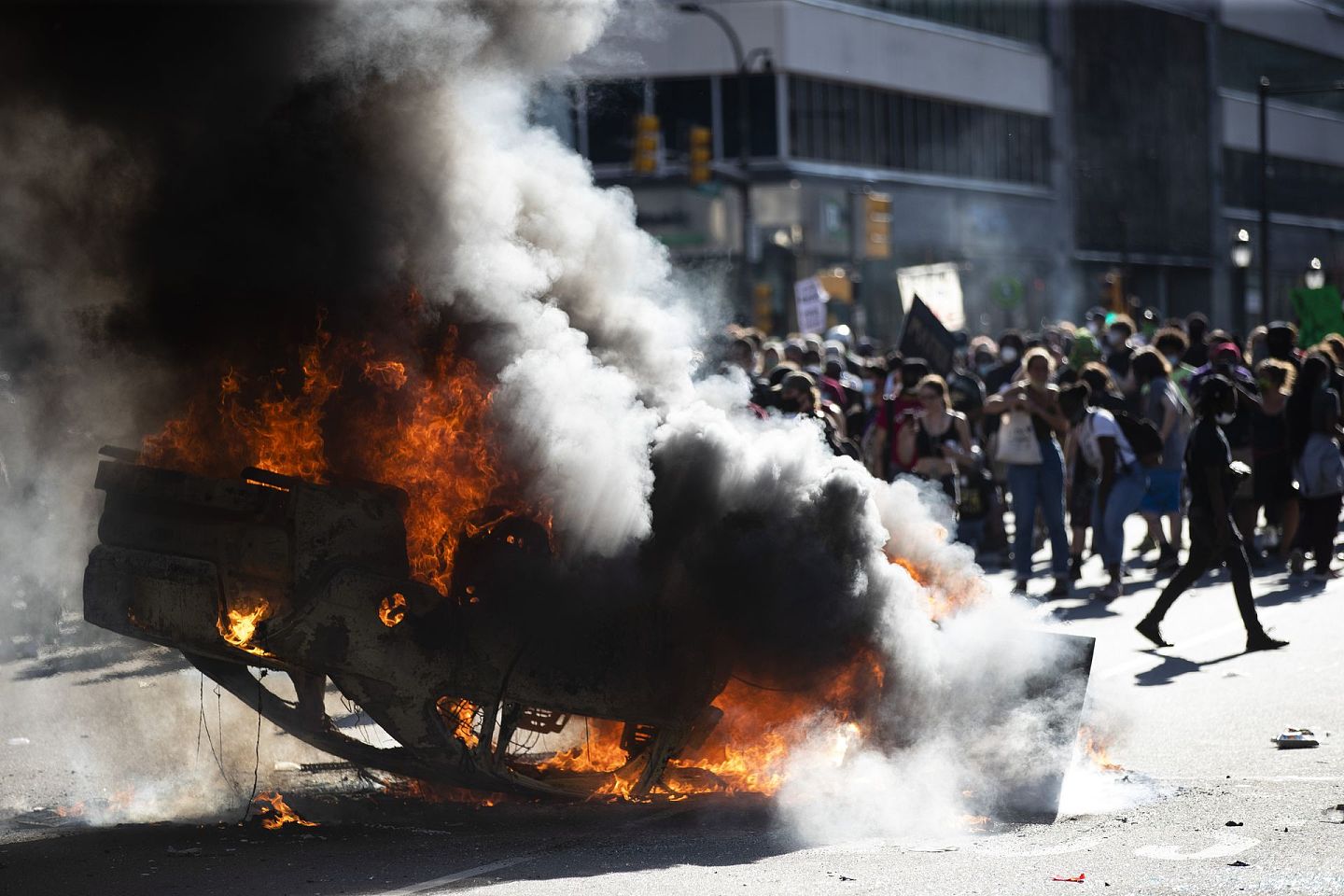 美国总统特朗普6月1日发表全国讲话，并没有安抚民众情绪，反而批评州长很弱，威胁将派成千上万全副武装的军人平息骚乱。图为2020年5月30日，在费城举行的乔治·弗洛伊德抗议活动中，示威者焚烧一辆警车。（AP）