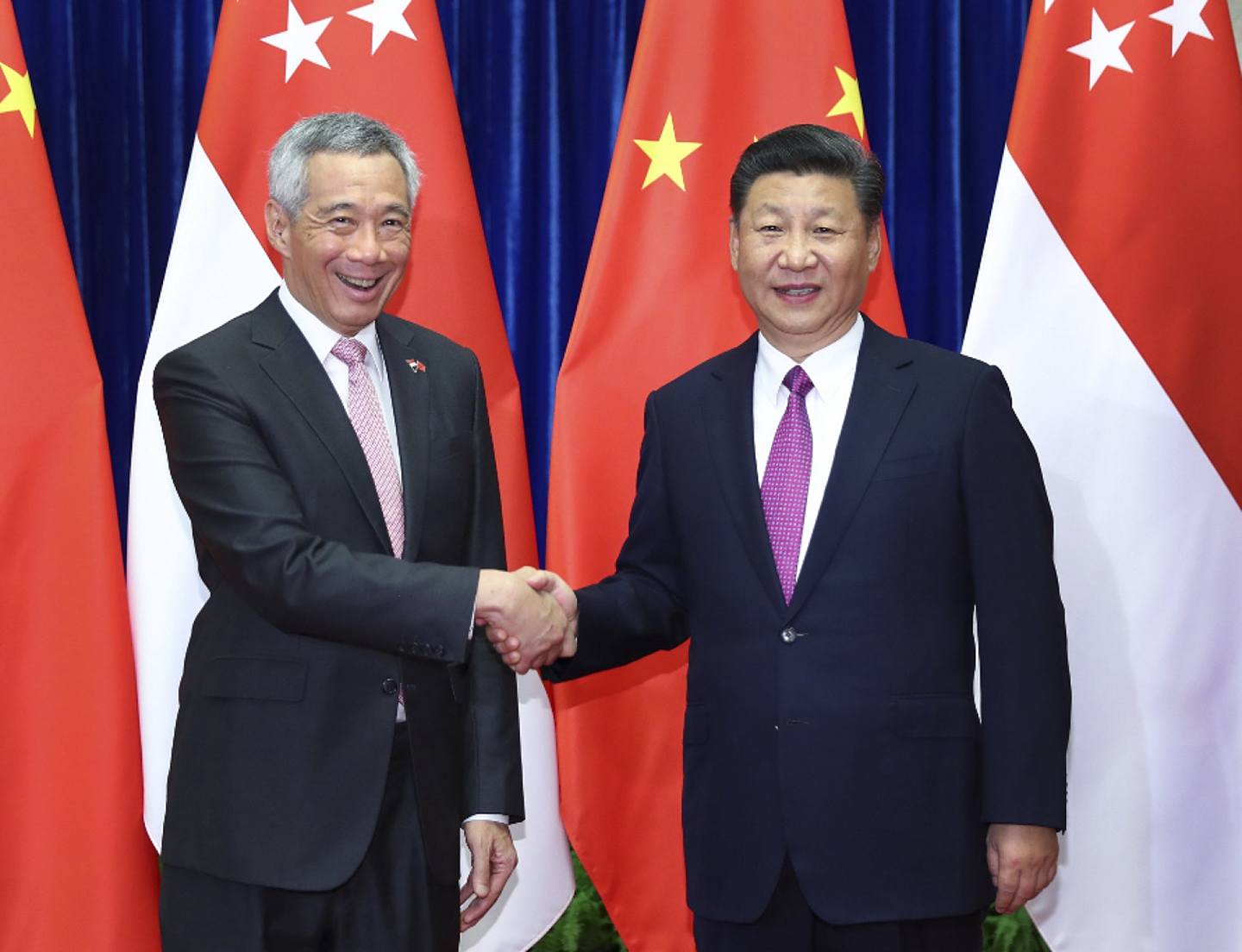 新加坡李显龙（左）2017年9月的访华被外界视为新中两国关系回暖的开端。（新华社）