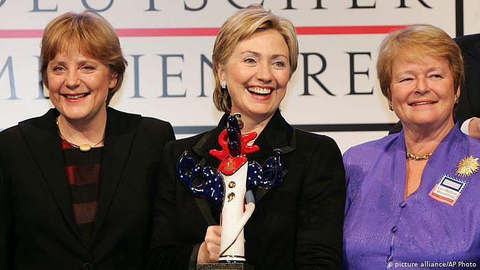 Hillary Clinton Senatorin USA 2005 mit Angela Merkel und Gro Harlem Brundtland (picture alliance/AP Photo)