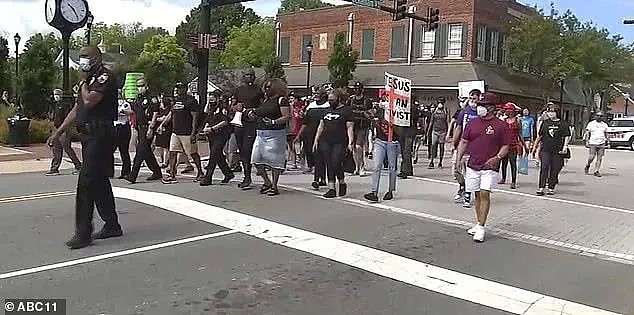 震惊！一群美国白人警察跪着为黑人洗脚，表达