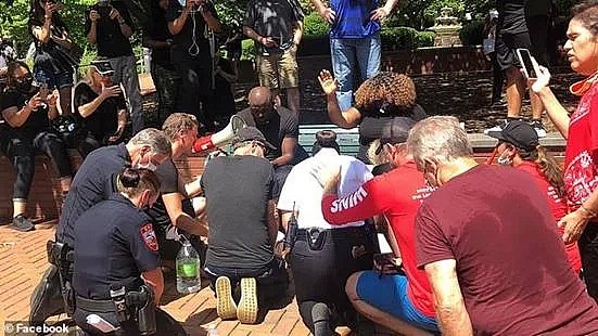 震惊！一群美国白人警察跪着为黑人洗脚，表达