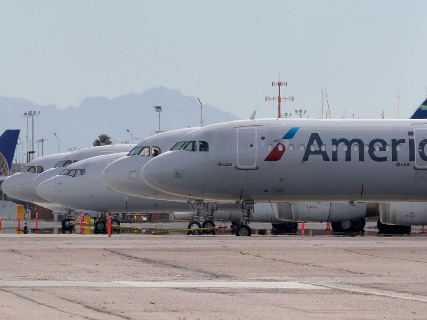 美国航空公司和联合航空公司的飞机临时存放在凤凰城的天空港国际机场，疫情对航空也造成了巨大冲击，除航空业外，多个行业都陷入困境。（AP）