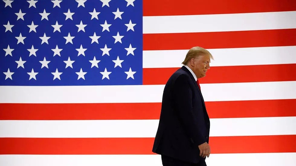 6月5日的特朗普走过美国国旗幕布