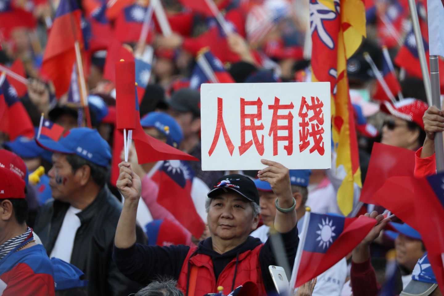 韩流正旺时，韩国瑜的造势场合均能吸引许多支持者前来摇旗力挺。（洪嘉徽／多维新闻）