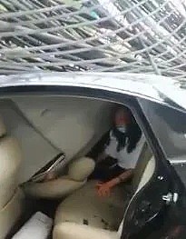 惊险！武汉塔吊倒塌砸扁过路车，伤者被困后座呼救（视频/组图） - 3