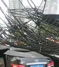 惊险！武汉塔吊倒塌砸扁过路车，伤者被困后座呼救（视频/组图） - 2