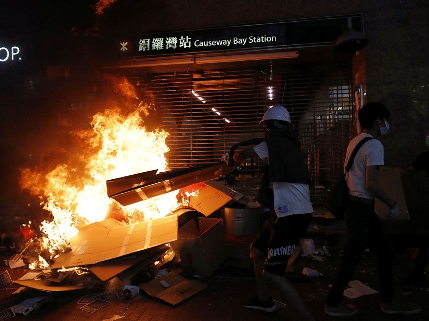 去年10月4日，在香港政府宣布要立法禁止蒙面后，一些激进示威者点燃了铜锣湾地铁站一个入口。（Reuters）
