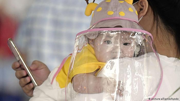 China Wuhan Coronavirus - Baby mit Gesichtsschutz (picture-alliance/kyodo)
