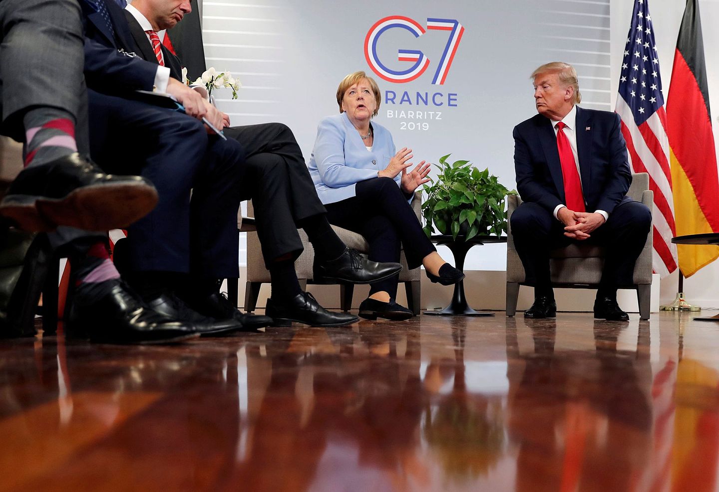 特朗普原计划在2020年6月举办七国集团领带人面对面会晤，但德国总理默克尔（Angela Merkel）以疫情为由拒绝。图为2019年8月26日，在法国比亚里茨举行的七国集团峰会上，特朗普与默克尔举行双边会谈。（Reuters）