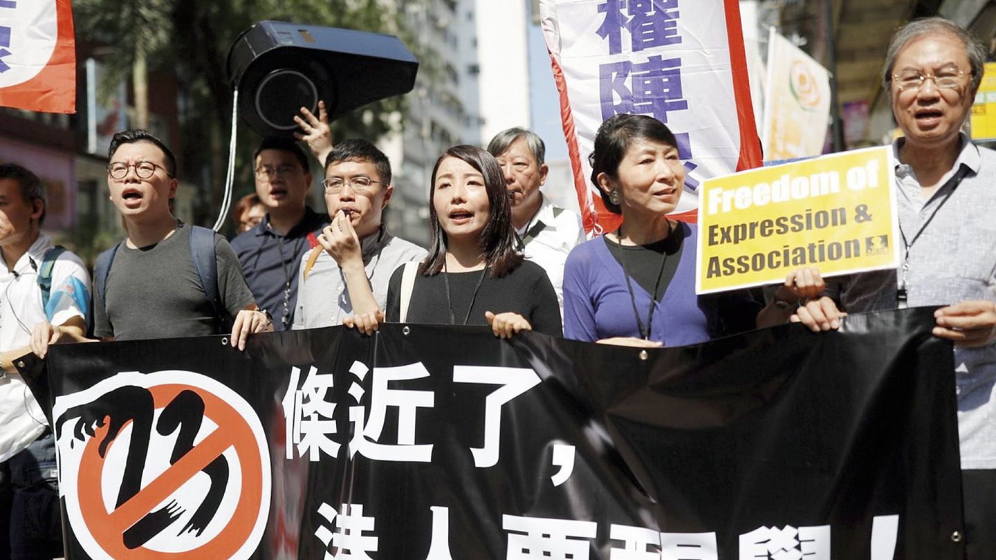 图为香港泛民拉横幅反对《基本法》23条。过去23年，香港社会一直抗拒23条，既妨碍陆港互信，又导致香港国安漏洞迟迟不能被填补。（HK01）
