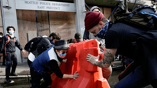 美国西雅图示威者占领警察局，宣布成立“自治区”（组图） - 3