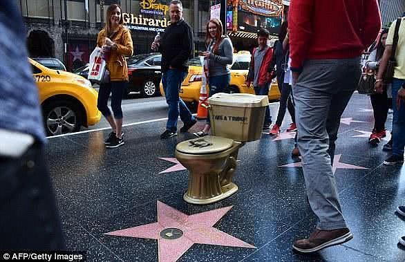 特朗普在好莱坞星光大道上“明星”被涂鸦，上面还放了一堆狗屎与烟头（组图） - 5