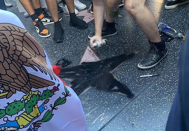 特朗普在好莱坞星光大道上“明星”被涂鸦，上面还放了一堆狗屎与烟头（组图） - 1