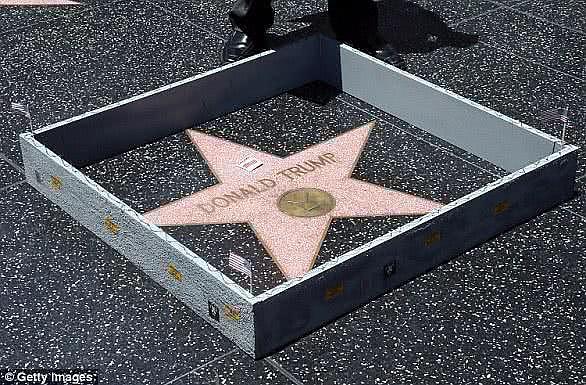 特朗普在好莱坞星光大道上“明星”被涂鸦，上面还放了一堆狗屎与烟头（组图） - 6
