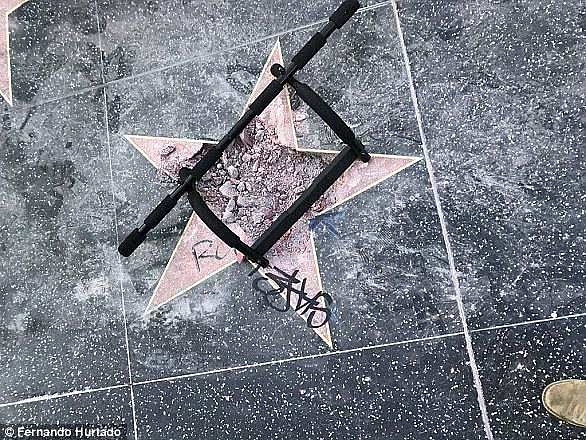特朗普在好莱坞星光大道上“明星”被涂鸦，上面还放了一堆狗屎与烟头（组图） - 8