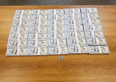 华人老板叫苦连连！美国海关查获一批来自中国的假钞，面值都是100美元，高达35.1万（组图） - 1