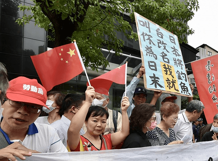 抗议对日本冷处理！台湾民众冲向蔡英文车队，现场失控（组图） - 2