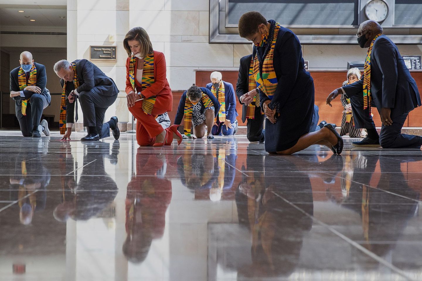 美国众议院议长佩洛西与24名议员在国会大厦单膝跪地，向弗洛伊德默哀画面。（AP）