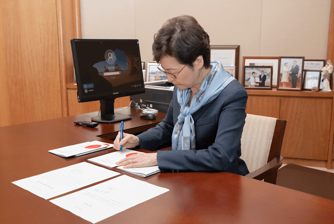 行政长官林郑月娥今日签署《国歌条例》。 (政府新闻处图片)