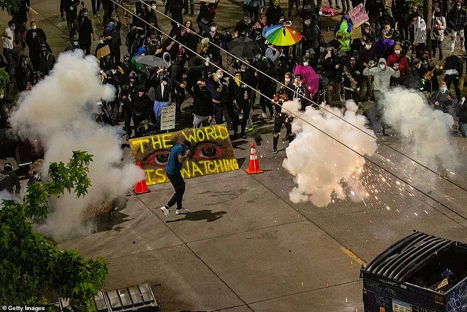 疯狂！“杀死警察”美国抗议者占领西雅图建“自治区”，特朗普怒喊立刻夺回 市长：躲进你的地堡去吧（组图） - 4