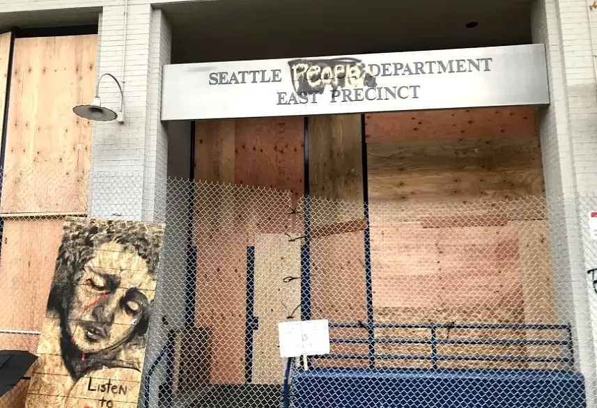 疯狂！“杀死警察”美国抗议者占领西雅图建“自治区”，特朗普怒喊立刻夺回 市长：躲进你的地堡去吧（组图） - 6