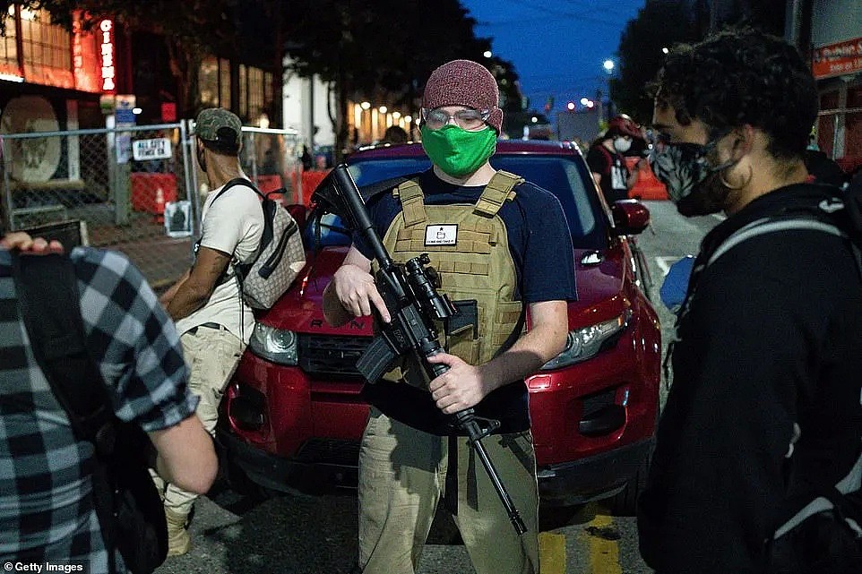 疯狂！“杀死警察”美国抗议者占领西雅图建“自治区”，特朗普怒喊立刻夺回 市长：躲进你的地堡去吧（组图） - 14