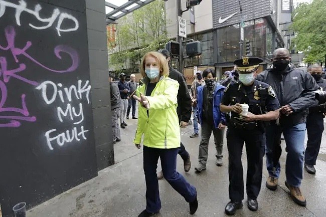 疯狂！“杀死警察”美国抗议者占领西雅图建“自治区”，特朗普怒喊立刻夺回 市长：躲进你的地堡去吧（组图） - 16