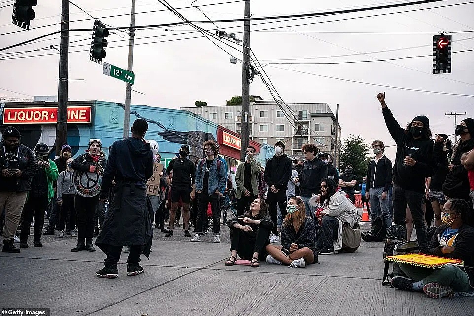 疯狂！“杀死警察”美国抗议者占领西雅图建“自治区”，特朗普怒喊立刻夺回 市长：躲进你的地堡去吧（组图） - 27