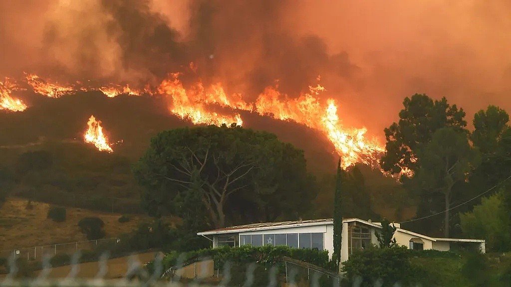 OMG！美国加州山火又烧起来！逼近高速，烈焰遮天蔽日如战争片（组图） - 1