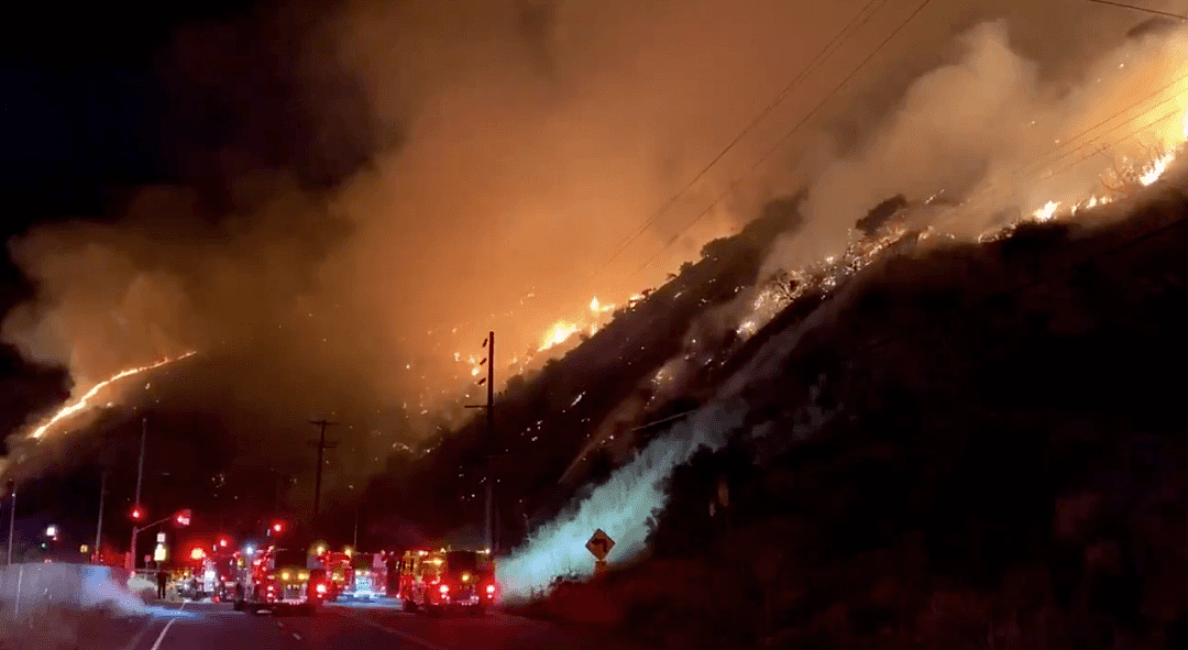 OMG！美国加州山火又烧起来！逼近高速，烈焰遮天蔽日如战争片（组图） - 7