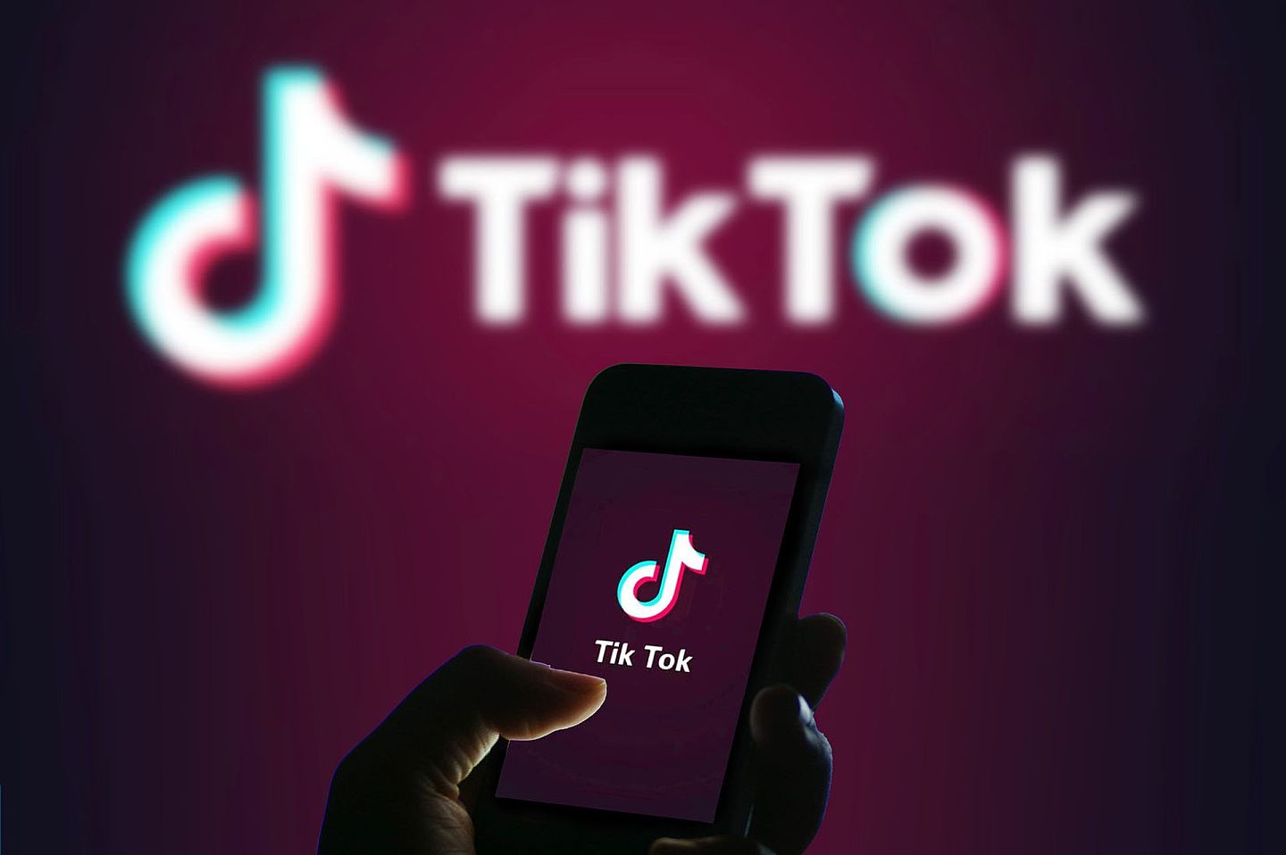 中国短视频APP抖音海外版TikTok斩获2020年5月全球非游戏类APP下载量和营收双冠军，但其也屡陷安全隐私漩涡。（视觉中国）