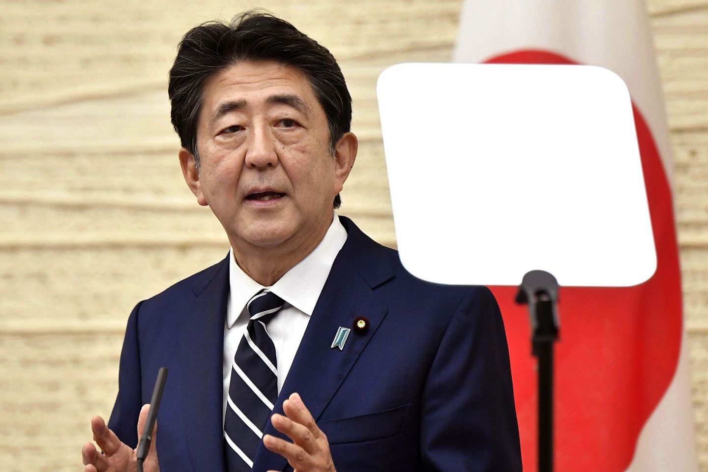 对以日本首相安倍晋三为首的东京首脑来说，香港局势的平稳对日本的经济利益颇有关联。这使得东京在很多问题上有意拉开了一点距离。（美联社）