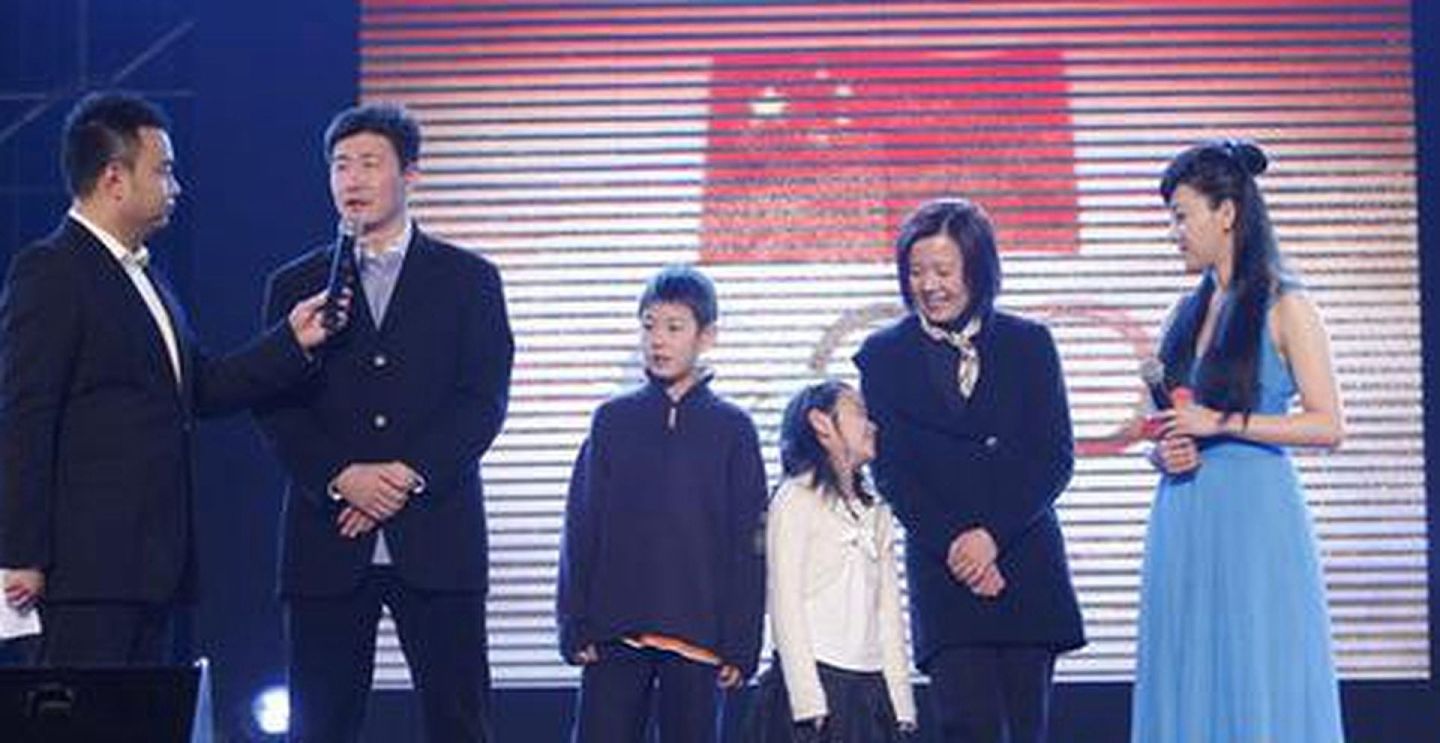 郝海东（左二）此前经常以中国体制内人物形象现身公众场合。（网络视频截图）