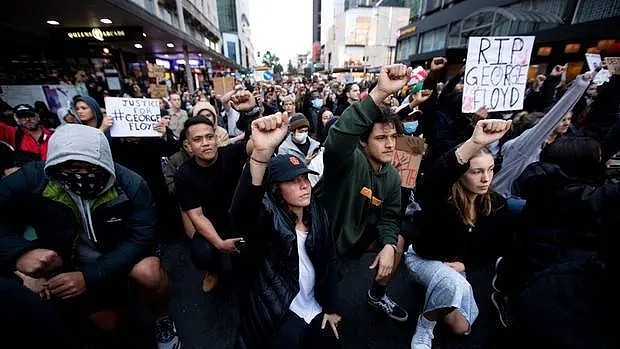 亚裔女子在新西兰遭围攻：“滚回你的国家去！”数千人周末大游行？（组图） - 4
