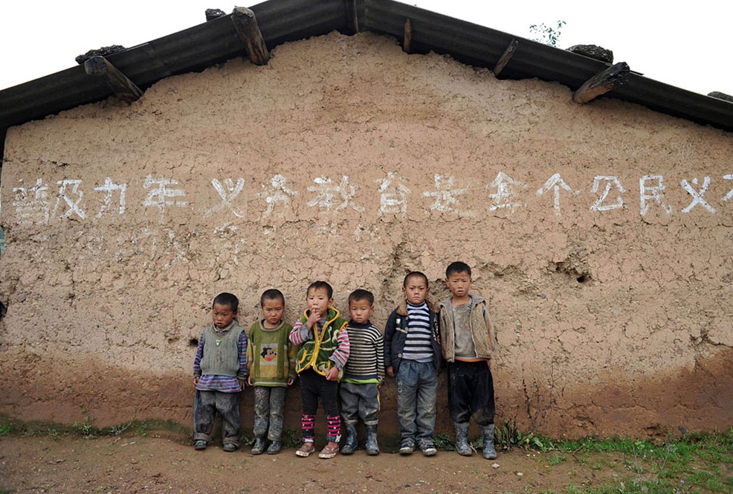 2012年10月3日，四川大凉山布拖县彝族儿童因地理因素被封闭在深山之中。布拖县也是中国最贫困地区之一。（路透社）