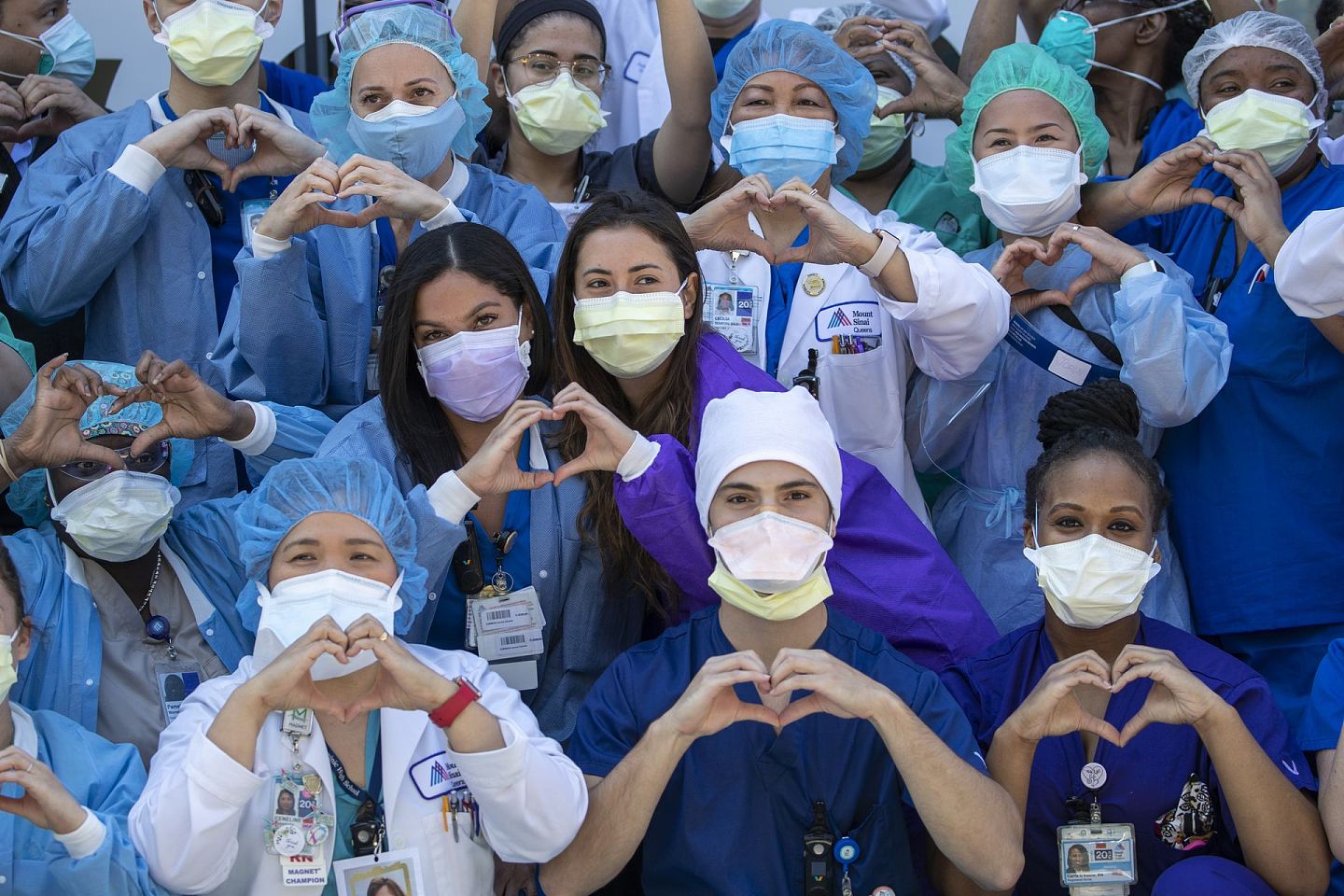 美国疫情仍有二次爆发的风险。图为5月12日美国纽约皇后区的护士们庆祝2020年全国护士周的最后一天。（美联社）